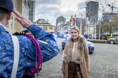 Un scheci video cu ”Moş Crăciun în pericol”, în care ministrul belgian al Apărării Ludivine Dedonder face urări de sărbători, în centrul unor critici
