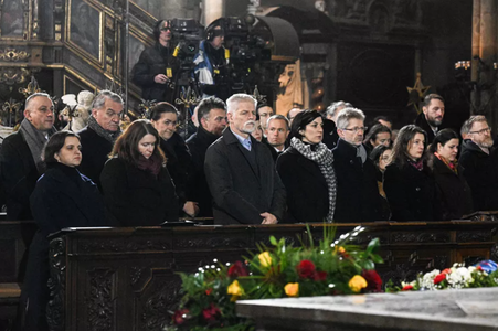 Cehia aduce un omagiu victimelor atacului armat de la Praga. Identităţile victimelor, studenţi şi profesori, au început să fie dezvăluite de rude şi Universitatea Carolină. Patru persoane, arestate de joi după ce au ameninţat să repete atacul sau l-au apr