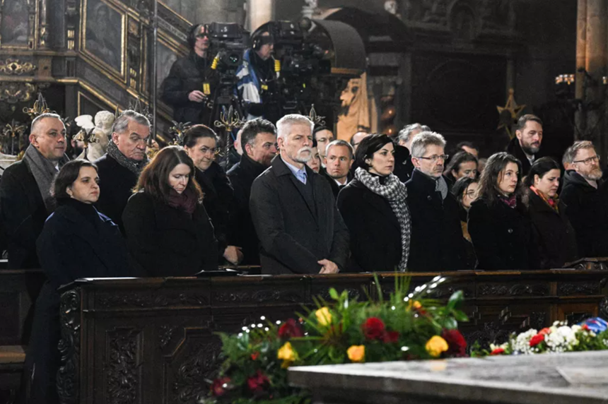 Cehia aduce un omagiu victimelor atacului armat de la Praga. Identităţile victimelor, studenţi şi profesori, au început să fie dezvăluite de rude şi Universitatea Carolină. Patru persoane, arestate de joi după ce au ameninţat să repete atacul sau l-au aprobat