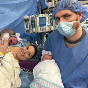 SUA - O femeie din Alabama care are două utere a născut doi copii în două zile