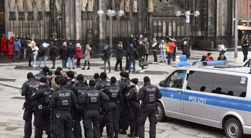 Trei presupuşi islamişti arestaţi în Austria cu privire la un presupus atentat vizând evenimente creştine. Poliţia austriacă îşi consolidează controalele la biserici şi târguri de Crăciun. Controale la intrarea la slujbă în Germania