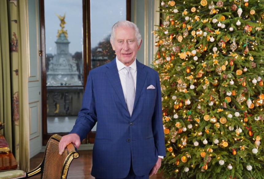 Charles al III-lea pozează simbolic, în timpul discursului de Crăciun, în faţa unui brad natural replantat, pentru prima oară într-un discurs festiv anual. Regele şi regina petrec Crăciunul la Sandringham House