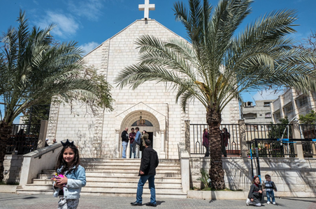 Macron îi spune Patriarhului Latin al Ierusalimului că este ”îngrijorat puternic” de ”situaţia dramatică” a parohiei catolice din Gaza, după uciderea ”nedemnă” a două enoriaşe de către un militar israelian