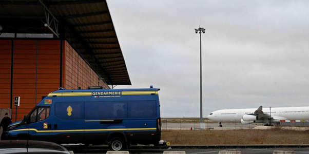 Avionul A340 al companiei române Legend Airlines poate pleca. Avocaţii indienilor denunţă condiţii ”nedemne” de izolare pe aeroportul Vatry. Avionul şi pasagerii urmează să plece ”către India”, anunţă preşedintele Baroului local al Avocaţilor