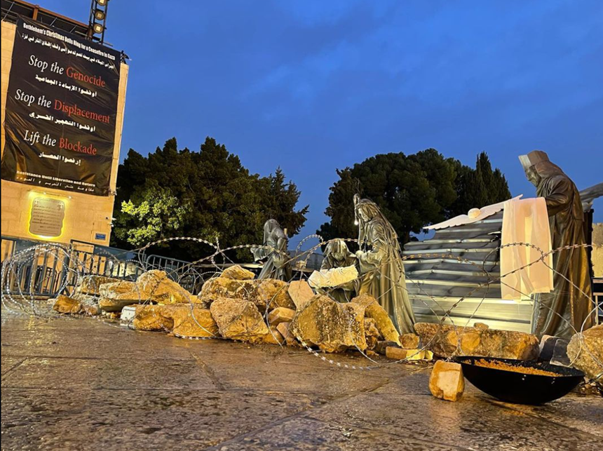 Oraşul biblic Betleem anulează festivităţile de Crăciun pentru a denunţa situaţia din Fâşia Gaza. În locul tradiţionalului brad împodobit, în faţa Bazilcii Naşterii s-a instalat o scenă a naşterii simbolice cu moloz şi sârmă ghimpată