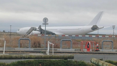 Avionul A340 al companiei româneşti Legend Airlines pleacă de Crăciun spre India cu 301 de indieni la bord, după ce a fost blocat la Vatry, în Franţa, cu privire la un trafic de persoane. Aceste suspiciuni nu au fost ridicate definitiv de justiţia franceză