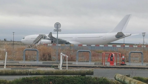 Avionul A340 al companiei româneşti Legend Airlines pleacă de Crăciun spre India cu 301 de indieni la bord, după ce a fost blocat la Vatry, în Franţa, cu privire la un trafic de persoane. Aceste suspiciuni nu au fost ridicate definitiv de justiţia franceză