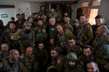 Netanyahu anunţă o ”intensificare” a războiului, după ce face o vizită  în Fâşia Gaza de Crăciun. Bombardamente masive în enclavă în zorii Crăciunului, după bombardarea Taberei de Refugiaţi al-Maghazi