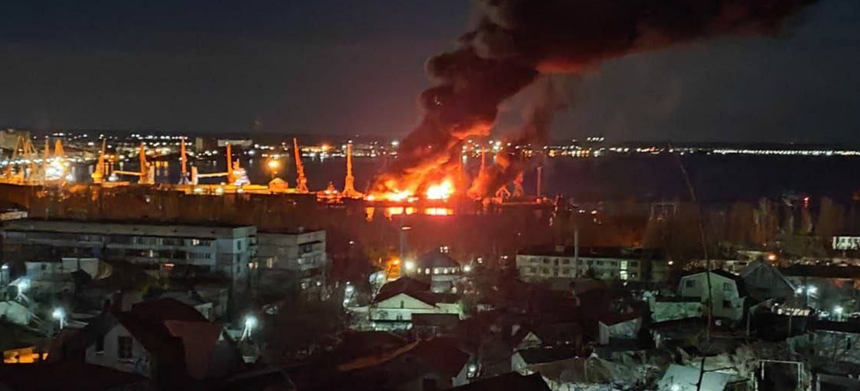 Armata ucraineană anunţă că a distrus nava rusă de debarcare Novocerkask a Flotei ruse la Marea Neagră cu rachete de croazieră ale ”aviaţiei tactice”, la Fedosia, în Crimeea ocupată. Nava avea drone la bord. Aksionov anunţă că un incendiu a fost controlat