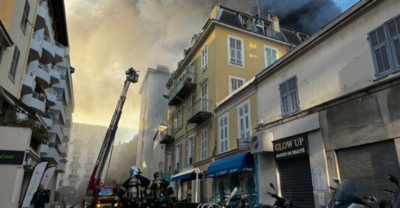 Incendiu violent în centrul oraşului francez Nisa, la un restaurant cu specific japonez abia deschis. Zece persoane evacuate din zonă. Acoperişul imobilului s-a surpat. Nicio victimă, anunţă pompierii