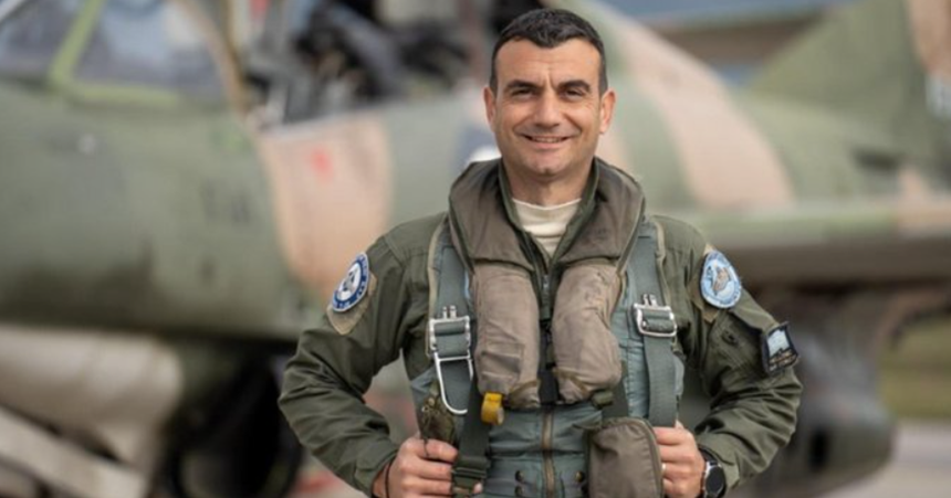 Un pilot grec în vârstă de 40 de ani moare în prăbuşirea unui avion de antrenament de tip T-2 Buckeye, american, cu care efectua ultimul zbor. Familia sa era prezentă la momentul dramei, la aeroportul din Kalamata