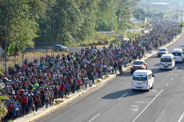 Blinken, în Mexic pentru a încerca să găsească o ieşire din problema imigraţiei. O caravană de mii de migranţi a plecat din sudul Mexicului duminică, spre SUA. 10.000 de încercări pe zi de trecerea frontierei