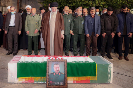 Mare de oameni la Teheran, la funeraliile lui Razi Moussavi, un comandant al Gardienilor Revoluţiei, ucis cu o rachetă în sudul Damascului. ”Moarte Israelului!”, şi ”Moartea Statelor Unite!” strigă iranienii la o manifestaţie antiisraeliană după funeralii