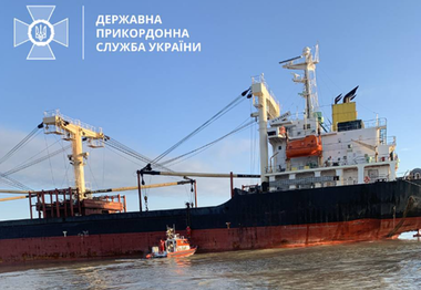 Doi marinari răniţi într-o explozie, la Marea Neagră, a unei mine marine sub un vrachier care se ducea într-un port pe Dunăre să încarce cereale. Incendiu la bord, după impact. Remorchere trimise să aducă nava civilă în port