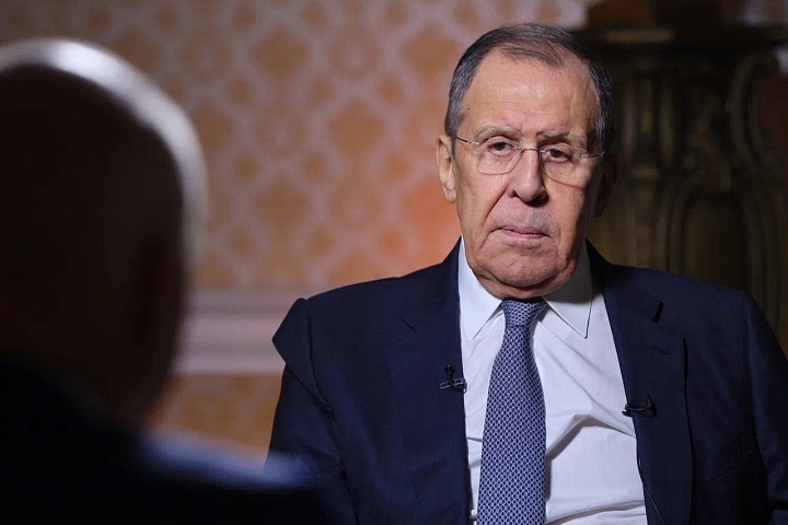 Lavrov: Occidentul îşi schimbă tactica faţă de Kiev. El susţine că unele voci îi „şoptesc” că ar trebui să se întâlnească cu cineva din Europa cu care să vorbească „despre Ucraina, dar fără Ucraina”. Occidentul e de vină pentru toate tulburările din lume, acuză Lavrov
