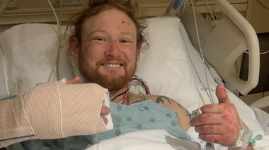 Un american în vârstă de 27 de ani, salvat după ce a stat blocat de airbag timp de o săptămână în camioneta sa accidentată, sub un pod, sub drumul Interstate 94, lângă Chicago. Tânărul a supravieţuit cu apă de ploaie şi a fost grav rănit