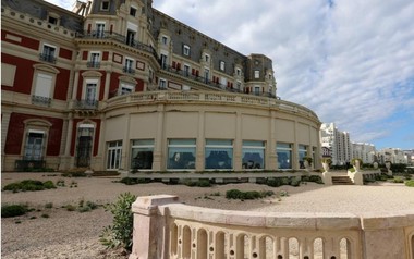 Un hotel de lux din Franţa îşi concediază bucătarul, chef cu o stea Michelin, în urma unui ritual de iniţiere. Un ajutor ar fi fost legat gol de un scaun şi ţinut ore în şir cu un măr în gură şi un morcov între fese 