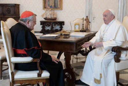 Cardinalul conservator Burke, unul dintre cei mai aprigi critici ai Papei Francisc, spune că este "încă în viaţă" după o întâlnire rară cu suveranul pontif