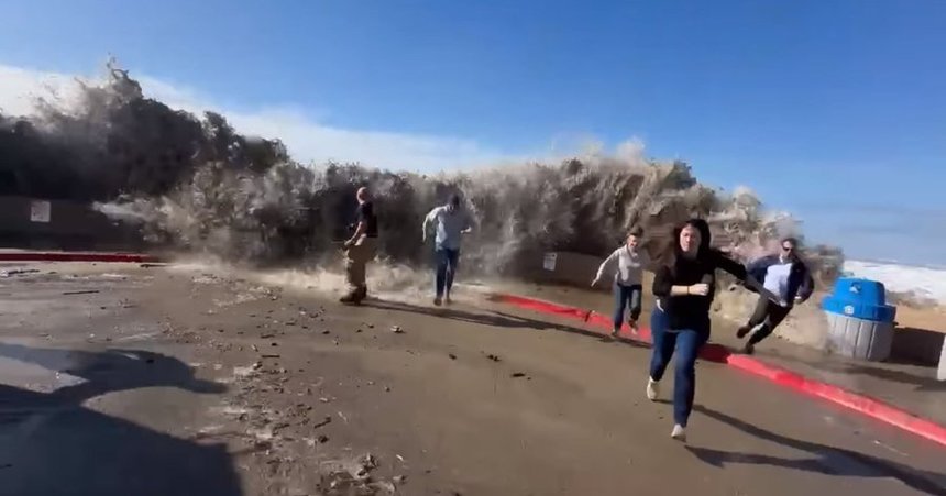 Coasta Californiei este lovită pentru a treia zi de valuri uriaşe, chiar şi de 12 metri, care au provocat pagube şi au băgat spaima în localnici - VIDEO