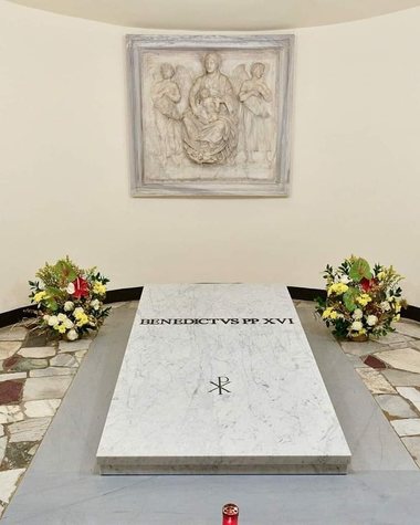 Papa Benedict ar fi interzis binecuvântările pentru cuplurile de acelaşi sex, spune unul dintre cei mai apropiaţi consilieri ai acestuia la împlinirea unui an de la decesul fostului suveran pontif