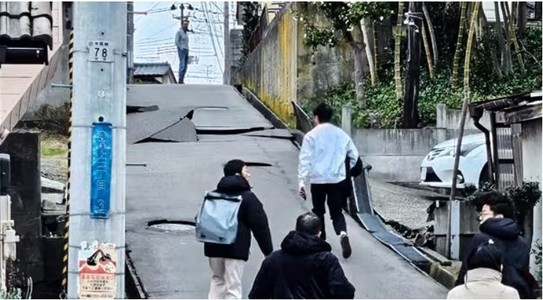 UPDATE: Riscul unui tsunami major în Japonia a fost evitat, după un seism de 7,5 / Cel puţin 4 morţi, pagube şi pene de curent /Trenurile de mare viteză au fost suspendate / Verificări la centralele nucleare / Primii răniţi ajung la spitale