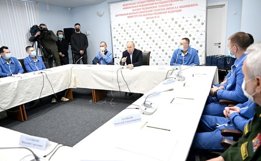 Putin i-a vizitat în prima zi a anului pe soldaţii răniţi pe frontul ucrainean. El i-a asigurat că războiul se schimbă în favoarea Rusiei şi a promis intensificarea atacurilor asupra Ucrainei 