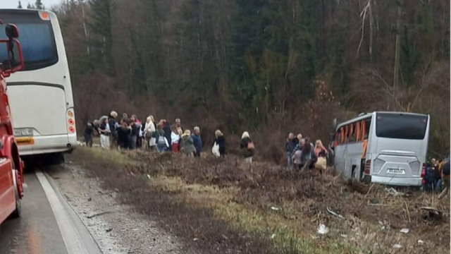 Un autocar cu turişti din România s-a ciocnit cu un camion turcesc în Bulgaria: 10 răniţi