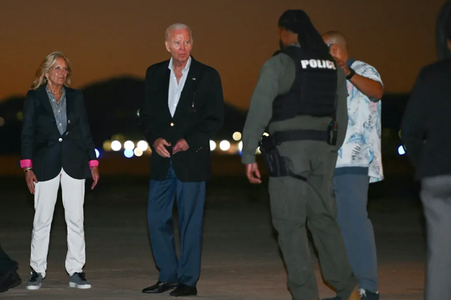 Joe Biden se întoarce ars de soare ca ”sfecla” dintr-o vacanţă pe Insula Santa Cruz, în Caraibe. Republicanii îl atacă pe tema migraţiei