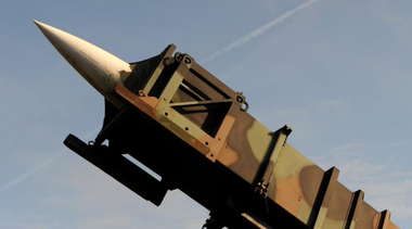 Germania, Spania, Olanda şi România semnează un contract privind achiziţia a până la 1.000 de rachete de tip Patriot, în valoare de 5,5 miliarde de dolari, anunţă NATO. Contractul prevede lansarea unei instalaţii de producţie în Germania, o coîntreprindere MBDA-Raytheon