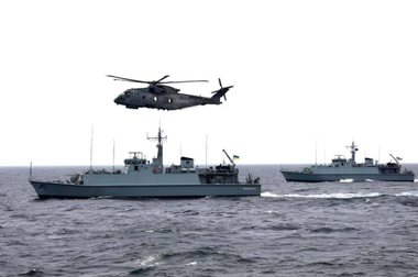 Turcia blochează intrarea în Marea Neagră a două dragoare de mine britanice, invocând Convenţ/iei de la Montreux, după explozia sub un vrachier a unei mine marine. ”Coaliţia capacităţilor marine”, blocată.