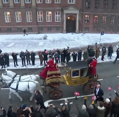 Sfidând gerul, regina Margrethe a Danemarcei a făcut o ultimă plimbare cu trăsura prin Copenhaga înainte de a abdica - VIDEO