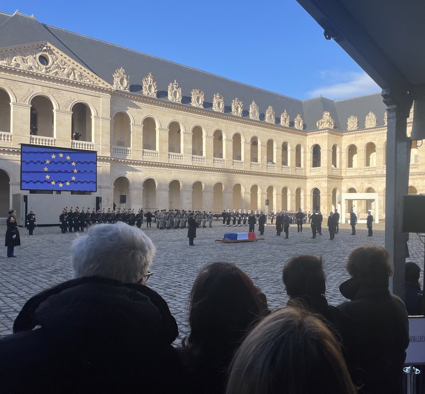 Emmanuel Macron salută memoria lui Jacques Delors, "un mare francez" şi "un adevărat european". Mai mulţi lideri europeni, inclusiv Viktor Orban, au fost prezenţi la ceremonie
