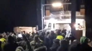 Agricultori germani furioşi din cauza desfiinţării unui avantaj fiscal privind motorina, îl blochează la bordul unui feribot pe ministrul Economiei Robert Habeck, care se întorcea din vacanţă. Manifestanţii, dispersaţi cu gaze, anunţă o săptămână de mobilizare