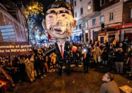 Partidul Socialist spaniol depune plângere împotriva linşării unui manechin cu efigia premierului Pedro Sanchez la o manifestaţie a extremei drepte în noaptea de Anul Nou în faţa sediului partidului, la Madrid