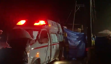Bătrână în vârstă de aproximativ 90 de ani, scoasă în viaţă de sub dărâmături la cinci zile după cutremurul din Japonia - VIDEO