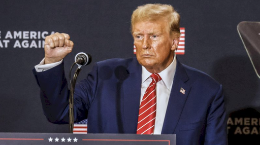 Trump îl imită şi-l ironizează pe Macron într-un miting în Iowa