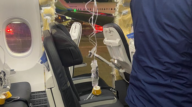 Un fragment al uşii avionului de tip 737 MAX 9 al Alaska Airlines, care s-a desprins în timpul zborului vineri, găsit într-o grădină de către un profesor din Portland