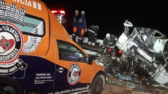 Douăzeci şi cinci de morţi şi cinci răniţi în Brazilia, într-o coliziune între un camion cu mango şi un autobuz. Trei zile de doliu în oraşul de lângă locul accidentului