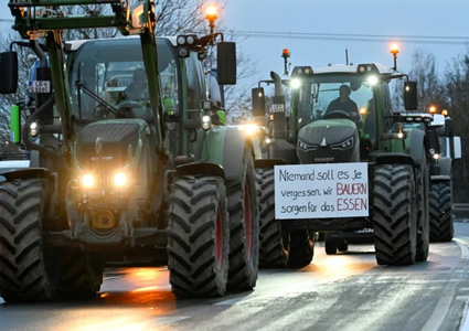 Agricultori furioşi se mobilizează împotriva Guvernului Scholz şi perturbă traficul rutier în marile oraşe. Simboluri ale extremei drepte şi steaguri AfD la Berlin. Grevă de trei zile în transportul feroviar, din cauza salariilor, începând de miercuri
