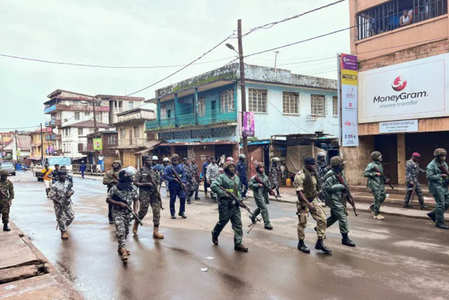 Douăzeci şi şapte de militari în faţa unei Curţi Marţiale, în urma unei tentative de lovitură de stat în Sierra Leone soldată cu 21 de morţi. Militarii întâmpinau dificultăţi să stea în picioare în boxa acuzaţilor