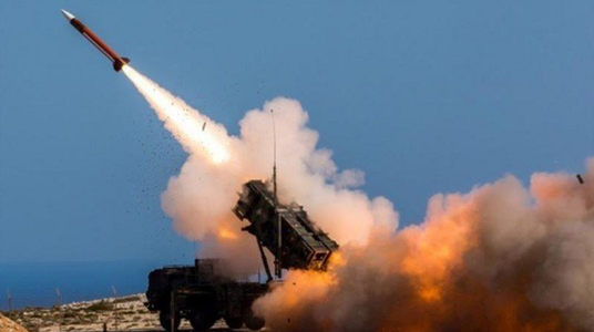 Marina americană a doborât 24 de rachete şi drone houthi lansate din Yemen deasupra Mării Roşii