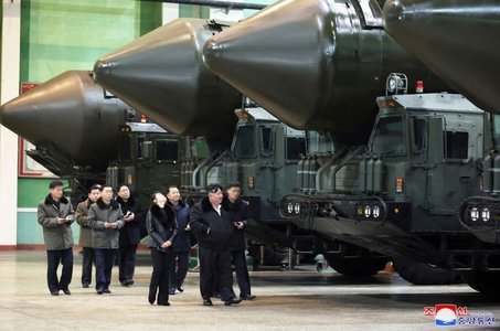 Liderul nord-coreean Kim Jong Un vizitează fabrici de armament pe fondul criticilor privind comerţul cu Rusia