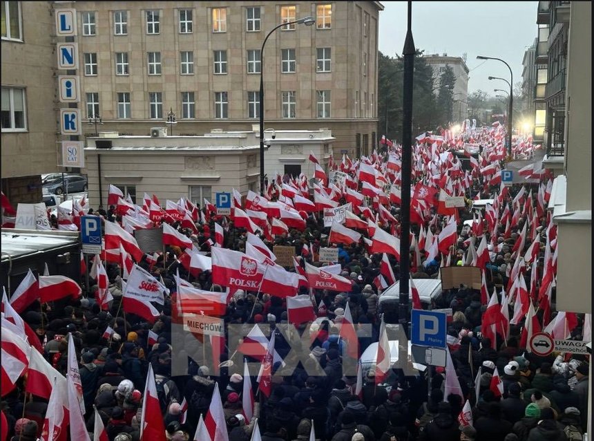 Tensiune în creştere în Polonia. Zeci de mii de persoane au ieşit să protesteze faţă de măsurile noului guvern Tusk şi faţă de încarcerarea unor foşti miniştri - VIDEO
