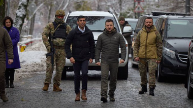 Sunak efectuează o vizită la Kiev şi anunţă noi ajutoare militare destinate Ucrainei în anul 2024/2025 în valoare de 2,5 miliarde de lire sterline. El semnează cu Zelenski un acord ”istoric” de cooperare în domeniul securităţii, promis de G7 la summitul NATO de la Vilnius