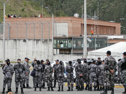 Aproximativ 178 de agenţi penitenciari, ţinuţi ostatici în închisori, în Ecuador, anunţă administraţia penitenciară. Deţinuţi trag în forţe de ordine din exterior. În 2023 s-au înregistrat 7.800 de omucideri şi s-au confiscat 220 de tone de doguri