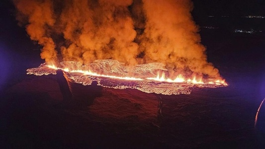 Un vulcan a erupt duminică în sud-vestul Islandei, punând în pericol un oraş din apropiere