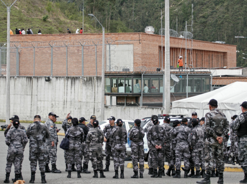 Ostatici eliberaţi, închisori sub control: situaţia revine la normal în Ecuador