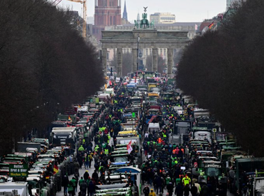 Agricultorii germani încheie la Berlin o săptămână de mobilizare masivă împotriva Guvernului Scholz