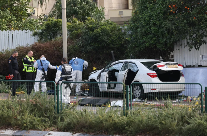 Doi francezi, răniţi în atentatul cu maşină de la Raanana, la nord de Tel Aviv, anunţă Parisul. Şase copii spitalizaţi, doi palestinieni arestaţi