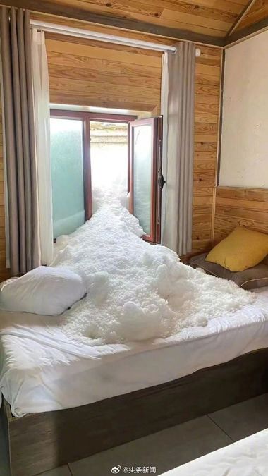 Aproape 1.000 de turişti au rămas blocaţi într-o regiune din China care se învecinează cu Rusia, Kazahstan şi Mongolia. În zonă ninge continuu de 10 zile, avalanşele se produc cu o frecvenţă nemaiîntâlnită, stratul de zăpadă a ajuns la 7 metri - VIDEO